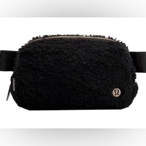 Lulu belt bag- black fuzzy